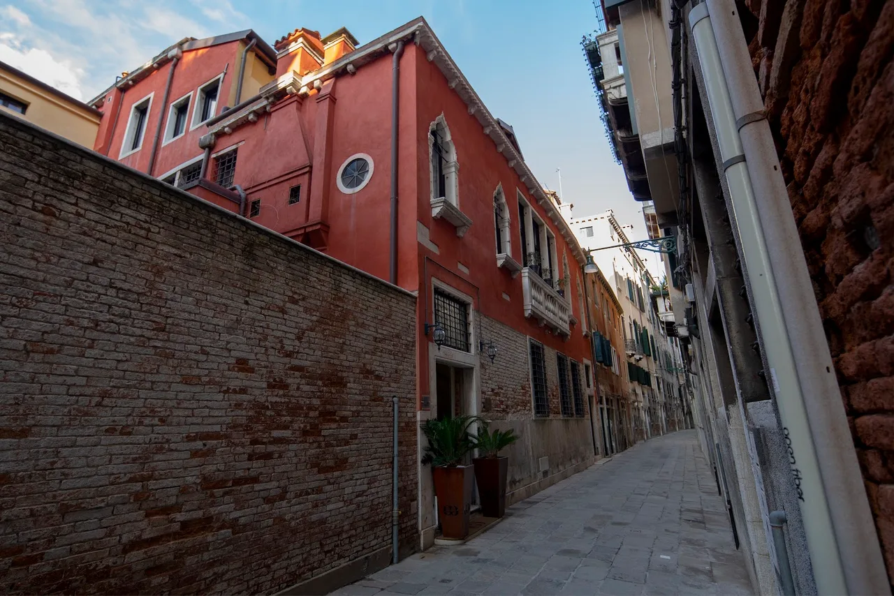 Corte di Gabriela exterior and canal frontage in San Marco, Venice